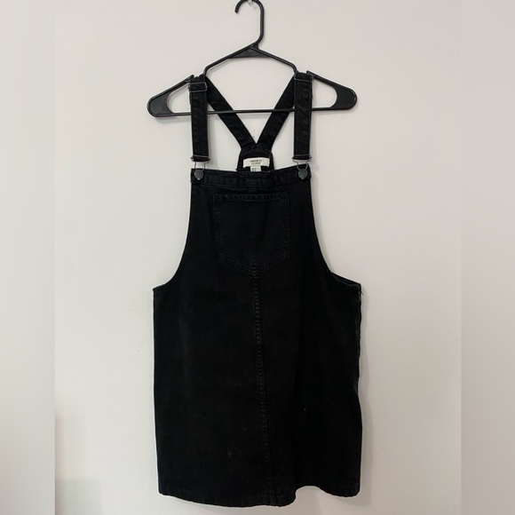 Black Overall Dress 🖤 - Picture 5 of 9